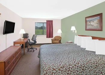Days Inn & Suites by Wyndham Brinkley hotel thumbnail 6
