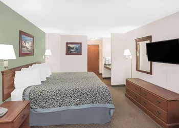 Days Inn & Suites by Wyndham Brinkley hotel thumbnail 7