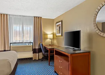 Quality Inn & Suites Seville hotel thumbnail 8