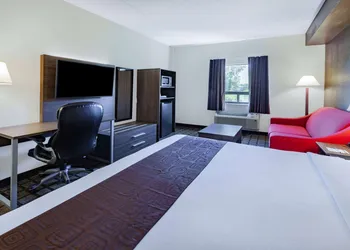 Super 8 by Wyndham Ambassador Bridge Windsor ON hotel thumbnail 4