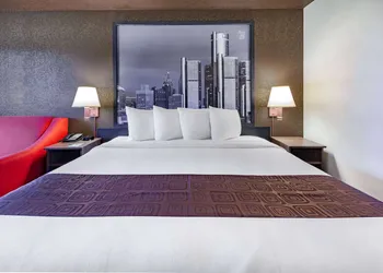 Super 8 by Wyndham Ambassador Bridge Windsor ON hotel thumbnail 5