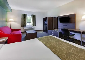 Super 8 by Wyndham Ambassador Bridge Windsor ON hotel thumbnail 6