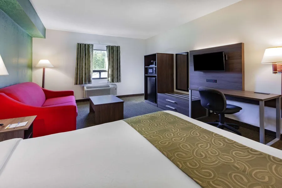 Super 8 by Wyndham Ambassador Bridge Windsor ON hotel detail image 6