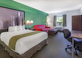 Super 8 by Wyndham Ambassador Bridge Windsor ON hotel thumbnail 7