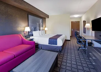 Super 8 by Wyndham Ambassador Bridge Windsor ON hotel thumbnail 8