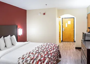Red Roof Inn & Suites Middletown - Franklin hotel thumbnail 7