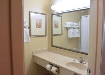 Country Inn & Suites by Radisson, Peoria North, IL hotel thumbnail 8