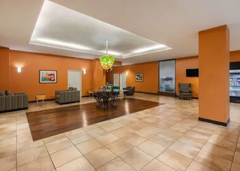 La Quinta Inn & Suites by Wyndham San Antonio Medical Ctr NW hotel thumbnail 2