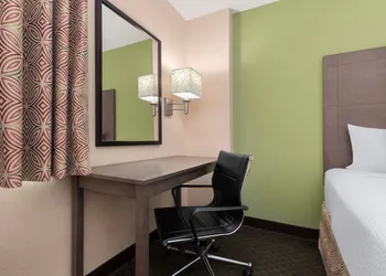 La Quinta Inn & Suites by Wyndham San Antonio Medical Ctr NW hotel thumbnail 6