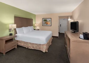 La Quinta Inn & Suites by Wyndham San Antonio Medical Ctr NW hotel thumbnail 8