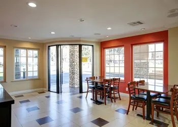 Ontario Inn & Suites hotel thumbnail 2