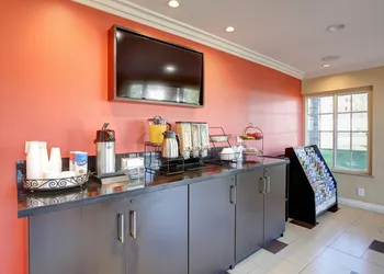Ontario Inn & Suites hotel thumbnail 3