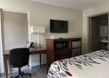 Red Roof Inn LaGrange hotel thumbnail 8