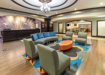 La Quinta Inn & Suites by Wyndham Fort Worth - Lake Worth hotel thumbnail 2