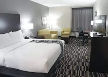 La Quinta Inn & Suites by Wyndham Fort Worth - Lake Worth hotel thumbnail 5