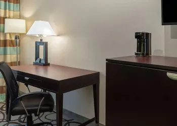 La Quinta Inn & Suites by Wyndham Fort Worth - Lake Worth hotel thumbnail 7