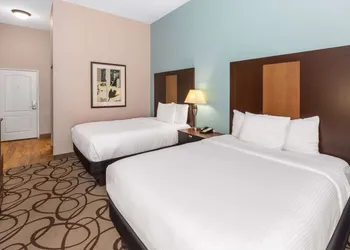 La Quinta Inn & Suites by Wyndham Fort Worth - Lake Worth hotel thumbnail 8