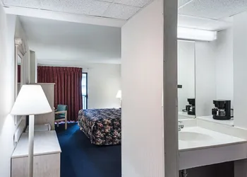 Econo Lodge Inn & Suites Rehoboth Beach hotel thumbnail 4