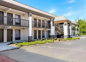 Farragut Inn & Suites hotel thumbnail 5