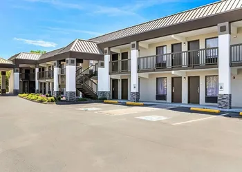 Farragut Inn & Suites hotel thumbnail 7
