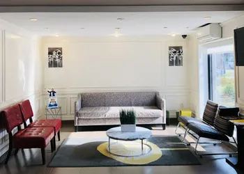 Ramada by Wyndham Staten Island hotel thumbnail 2