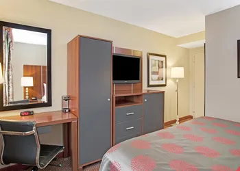 Ramada by Wyndham Staten Island hotel thumbnail 4