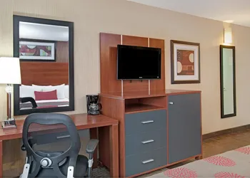 Ramada by Wyndham Staten Island hotel thumbnail 5