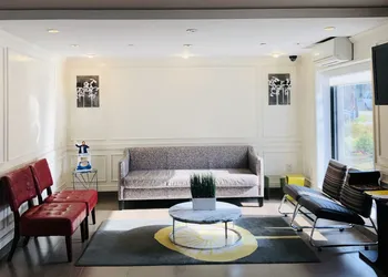 Ramada by Wyndham Staten Island hotel thumbnail 2