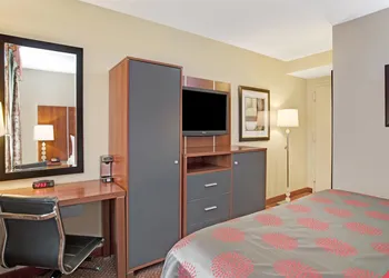 Ramada by Wyndham Staten Island hotel thumbnail 4