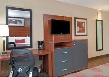 Ramada by Wyndham Staten Island hotel thumbnail 5