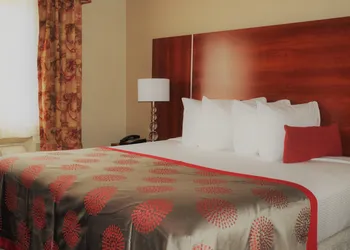 Ramada by Wyndham Staten Island hotel thumbnail 6