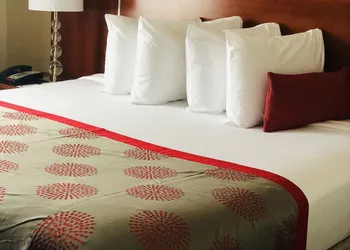 Ramada by Wyndham Staten Island hotel thumbnail 7