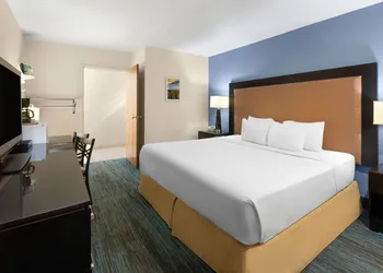 Days Inn by Wyndham Mackinaw City/Bridgeview Area hotel thumbnail 3