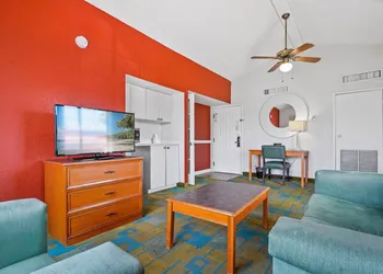 La Quinta Inn by Wyndham Costa Mesa / Newport Beach hotel thumbnail 8