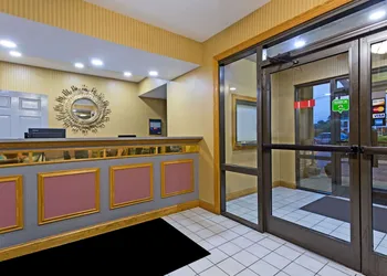 Super 8 by Wyndham Franklin Hwy 31 hotel thumbnail 3