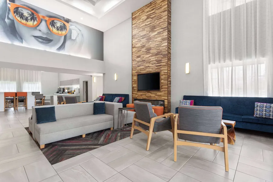 La Quinta Inn & Suites by Wyndham Ft. Pierce hotel detail image 2