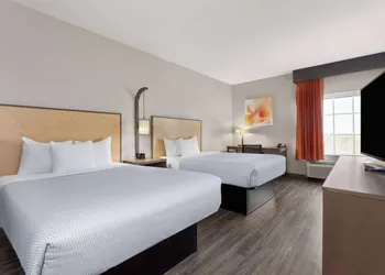 La Quinta Inn & Suites by Wyndham Ft. Pierce hotel thumbnail 5