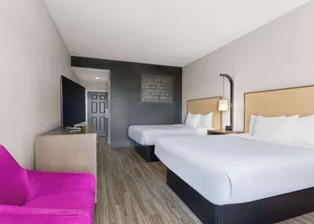 La Quinta Inn & Suites by Wyndham Ft. Pierce hotel thumbnail 6