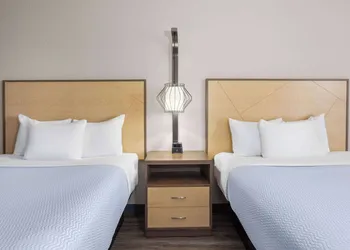La Quinta Inn & Suites by Wyndham Ft. Pierce hotel thumbnail 7