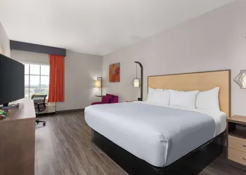 La Quinta Inn & Suites by Wyndham Ft. Pierce hotel thumbnail 8