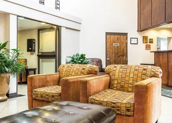 Quality Inn & Suites Coliseum hotel thumbnail 2