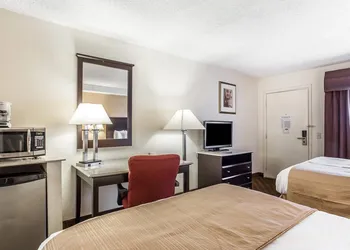 Quality Inn & Suites Coliseum hotel thumbnail 7