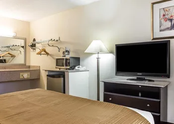 Quality Inn & Suites Coliseum hotel thumbnail 8