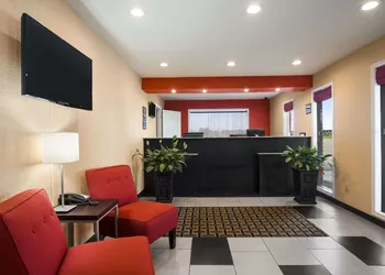 Super 8 by Wyndham Henryetta hotel thumbnail 2