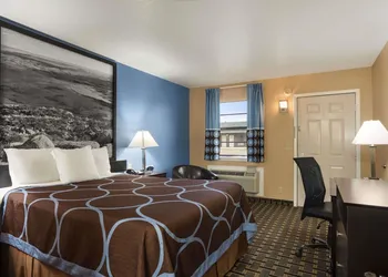 Super 8 by Wyndham Henryetta hotel thumbnail 3