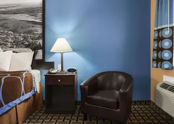 Super 8 by Wyndham Henryetta hotel thumbnail 4