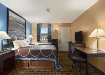 Super 8 by Wyndham Henryetta hotel thumbnail 6