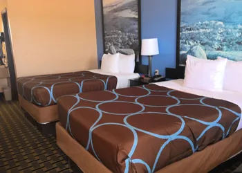 Super 8 by Wyndham Henryetta hotel thumbnail 8