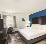 La Quinta Inn & Suites by Wyndham Brooklyn Downtown hotel detail image 7