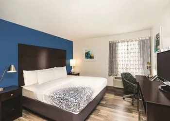 La Quinta Inn & Suites by Wyndham Brooklyn Downtown hotel thumbnail 8